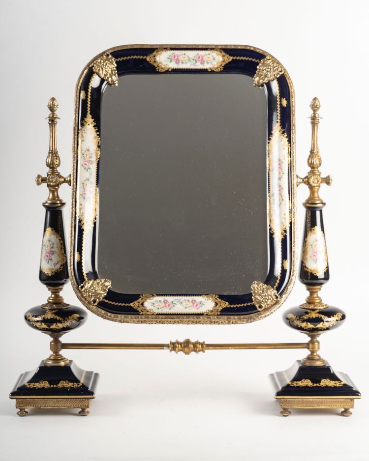 Un miroir de table en porcelaine, début XXè siècle 