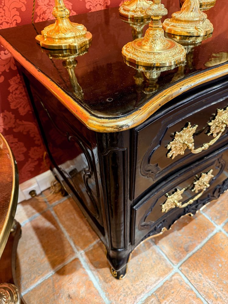 Cassettone provenzale d'epoca Luigi XV in noce laccato intagliato con conchiglia e rami d'ulivo