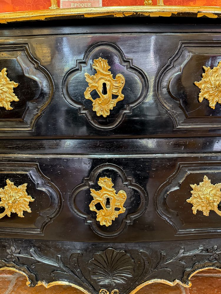 Cassettone provenzale d'epoca Luigi XV in noce laccato intagliato con conchiglia e rami d'ulivo