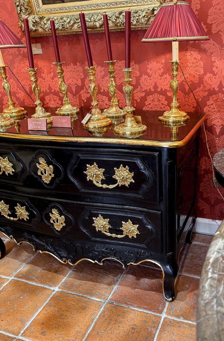 Cassettone provenzale d'epoca Luigi XV in noce laccato intagliato con conchiglia e rami d'ulivo