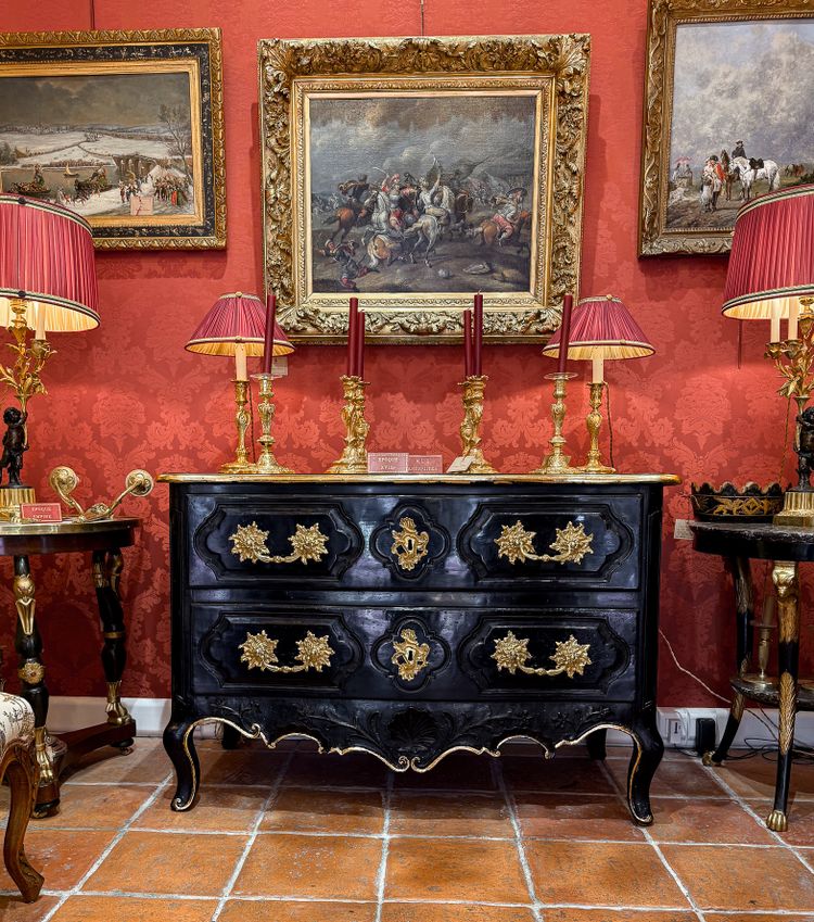 Cassettone provenzale d'epoca Luigi XV in noce laccato intagliato con conchiglia e rami d'ulivo