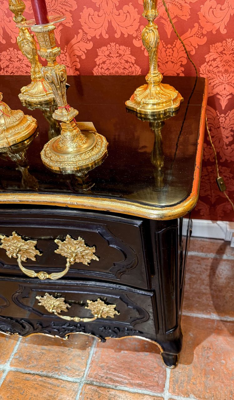 Cassettone provenzale d'epoca Luigi XV in noce laccato intagliato con conchiglia e rami d'ulivo