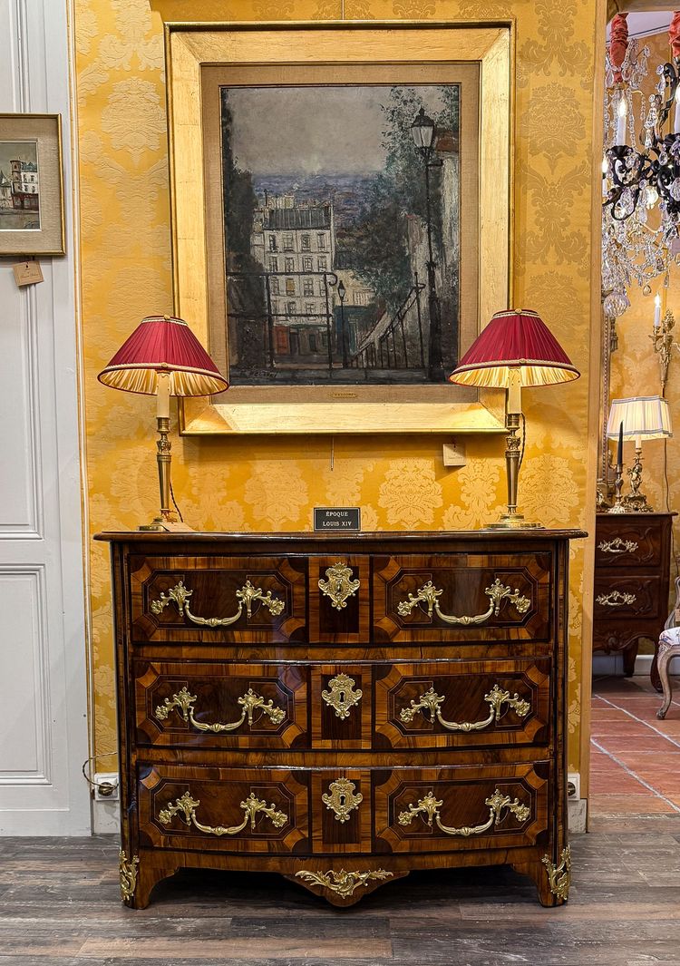 Cassettone Dauphiné di epoca Luigi XIV con intarsio a cuore, 1700-1710 ca.