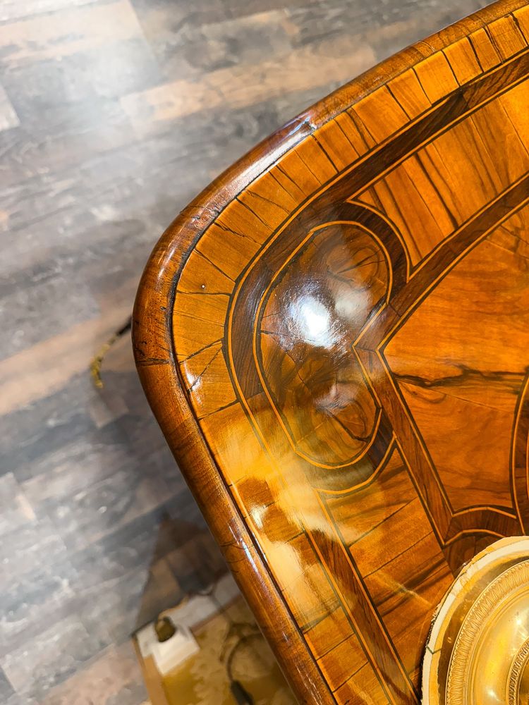 Cassettone Dauphiné di epoca Luigi XIV con intarsio a cuore, 1700-1710 ca.