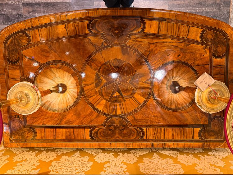 Cassettone Dauphiné di epoca Luigi XIV con intarsio a cuore, 1700-1710 ca.