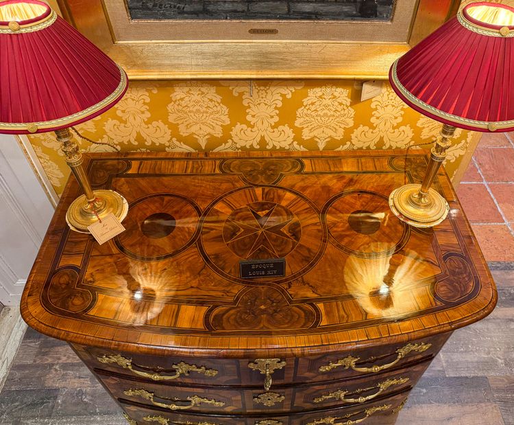Cassettone Dauphiné di epoca Luigi XIV con intarsio a cuore, 1700-1710 ca.