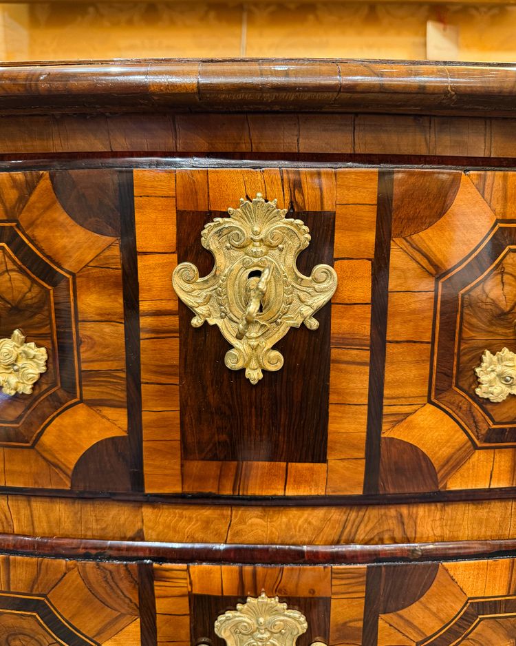 Cassettone Dauphiné di epoca Luigi XIV con intarsio a cuore, 1700-1710 ca.