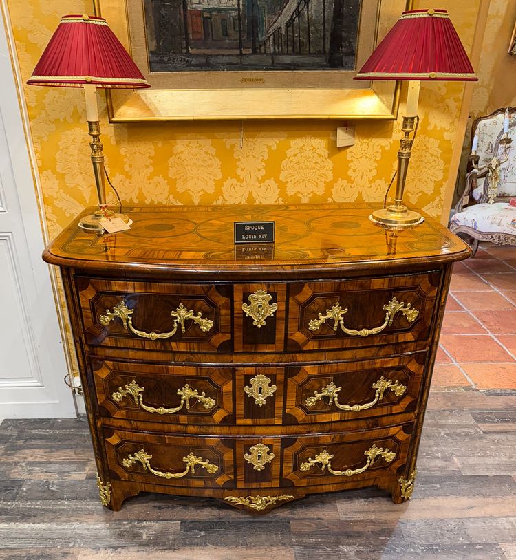 Cassettone Dauphiné di epoca Luigi XIV con intarsio a cuore, 1700-1710 ca.