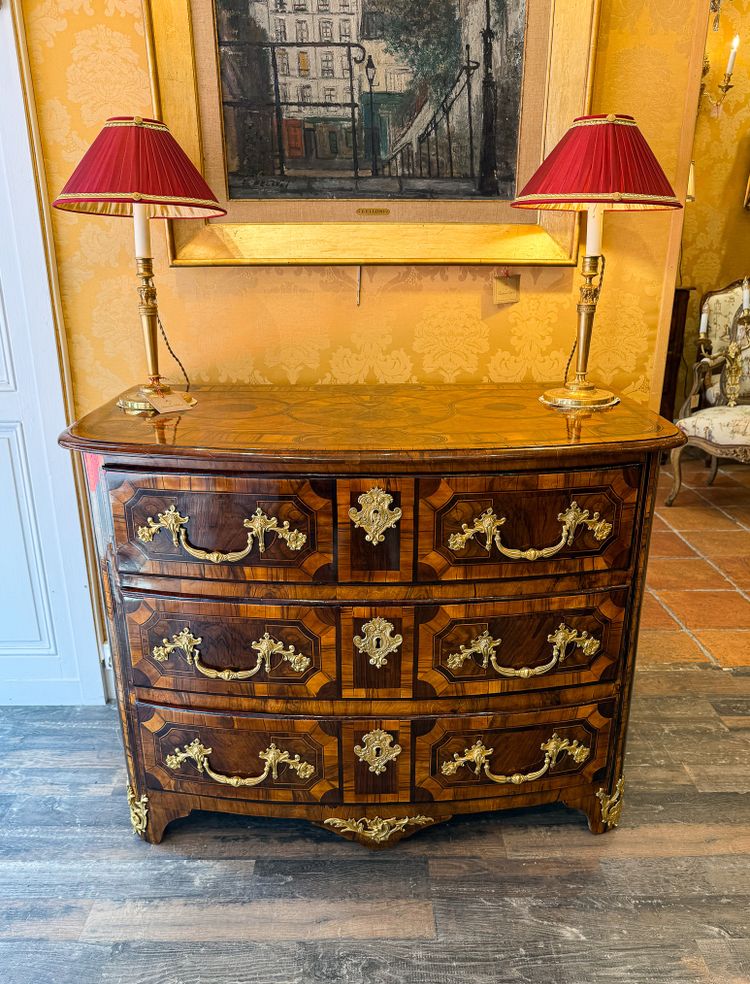 Cassettone Dauphiné di epoca Luigi XIV con intarsio a cuore, 1700-1710 ca.