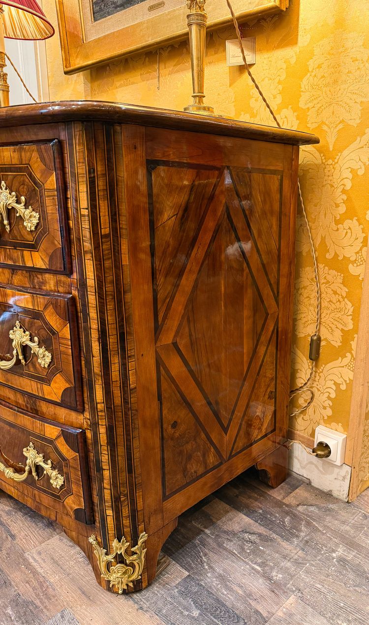 Cassettone Dauphiné di epoca Luigi XIV con intarsio a cuore, 1700-1710 ca.