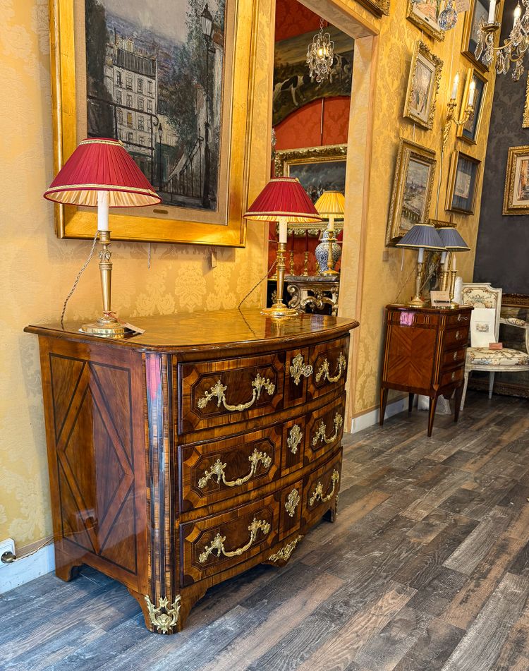 Cassettone Dauphiné di epoca Luigi XIV con intarsio a cuore, 1700-1710 ca.