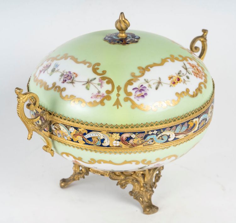 Una bomboniera in porcellana e bronzo cloisonné, fine XIX secolo