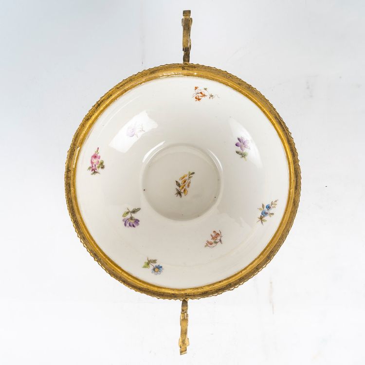Una bomboniera in porcellana e bronzo cloisonné, fine XIX secolo