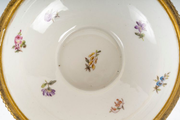 Una bomboniera in porcellana e bronzo cloisonné, fine XIX secolo
