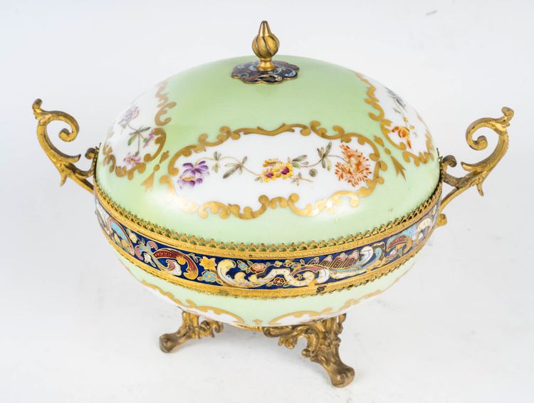Una bomboniera in porcellana e bronzo cloisonné, fine XIX secolo