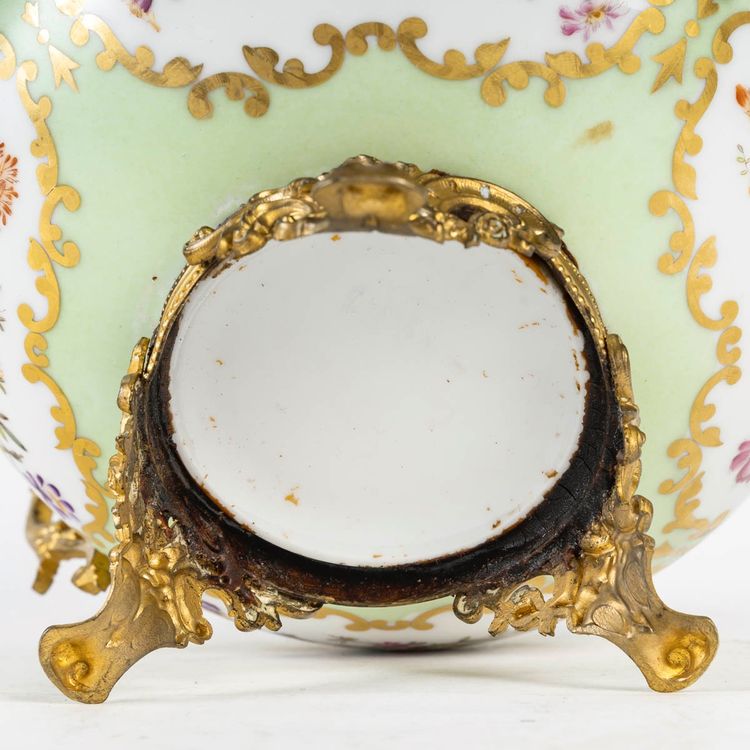 Una bomboniera in porcellana e bronzo cloisonné, fine XIX secolo