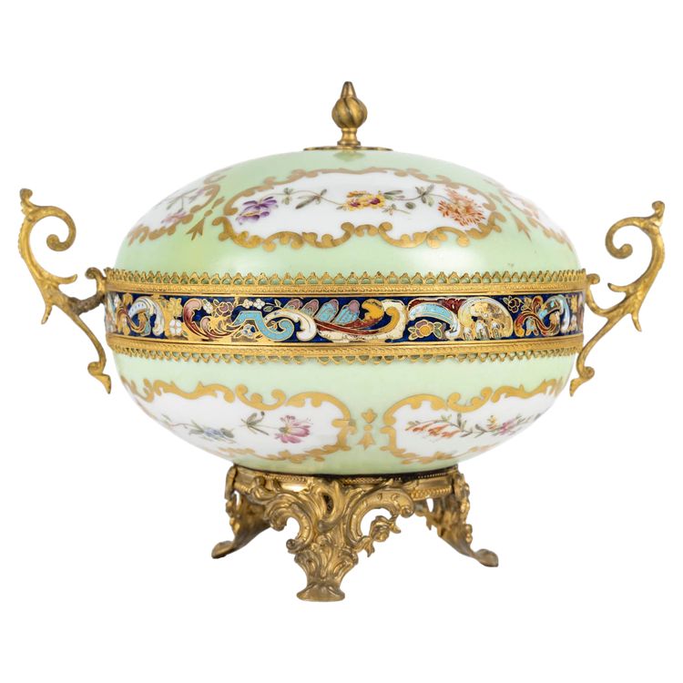 Una bomboniera in porcellana e bronzo cloisonné, fine XIX secolo