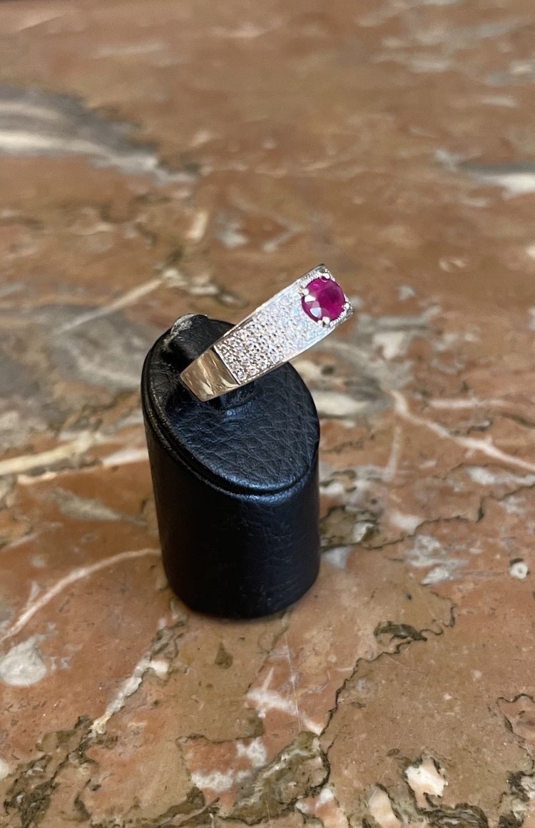 Anello in oro bianco con rubino e diamanti