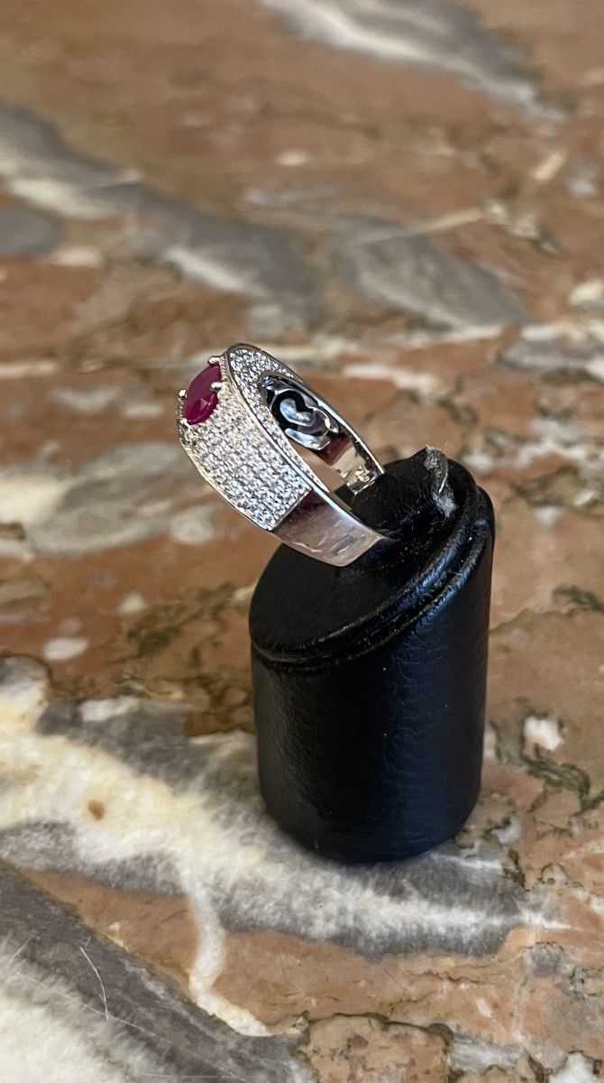 Anello in oro bianco con rubino e diamanti