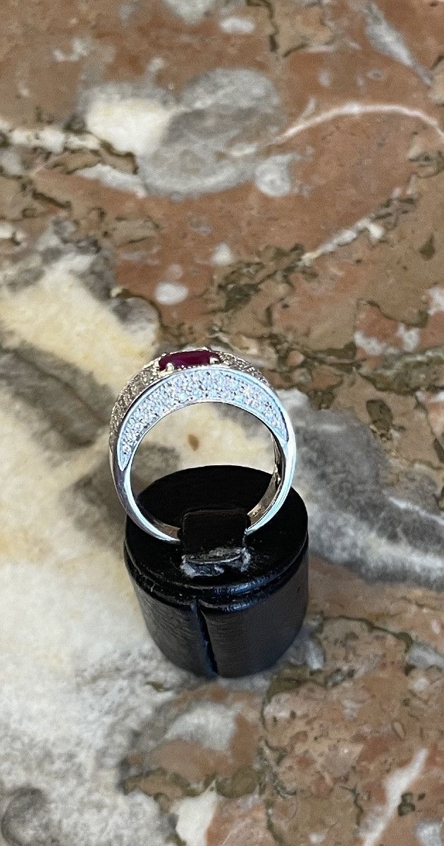 Anello in oro bianco con rubino e diamanti