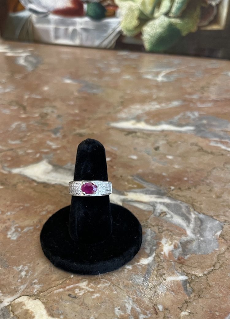 Anello in oro bianco con rubino e diamanti
