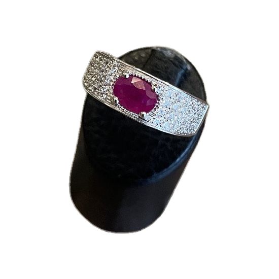 Anello in oro bianco con rubino e diamanti
