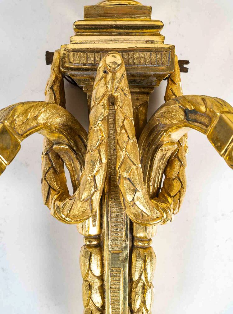 Paire d’Appliques en Bronze Ciselé et Doré à Deux Bras de Lumières d’Époque Louis XVI vers 1780