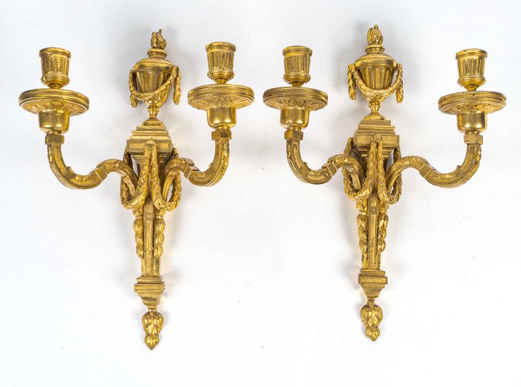 Coppia di appliques in bronzo cesellato e dorato in stile Luigi XVI con due bracci di luce 1820 ca.