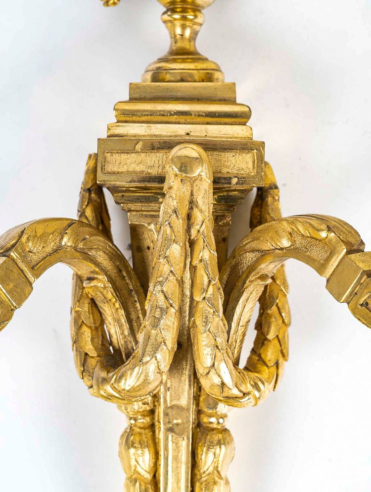 Coppia di appliques in bronzo cesellato e dorato in stile Luigi XVI con due bracci di luce 1820 ca.