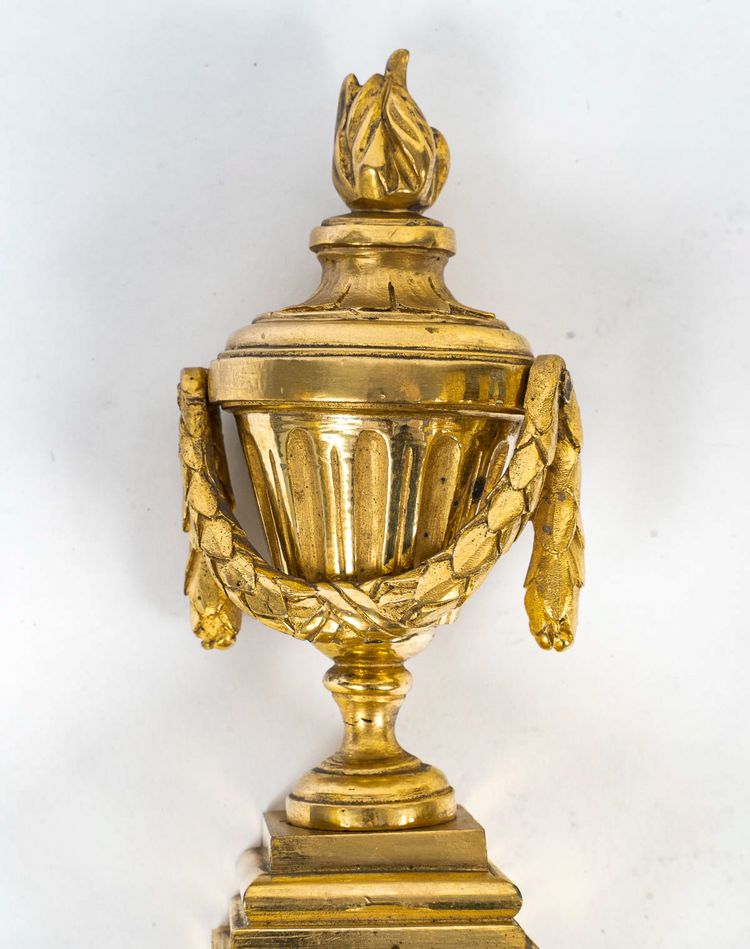Coppia di appliques in bronzo cesellato e dorato in stile Luigi XVI con due bracci di luce 1820 ca.