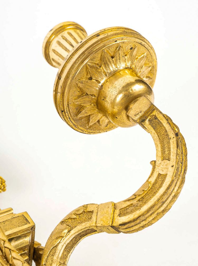 Coppia di appliques in bronzo cesellato e dorato in stile Luigi XVI con due bracci di luce 1820 ca.