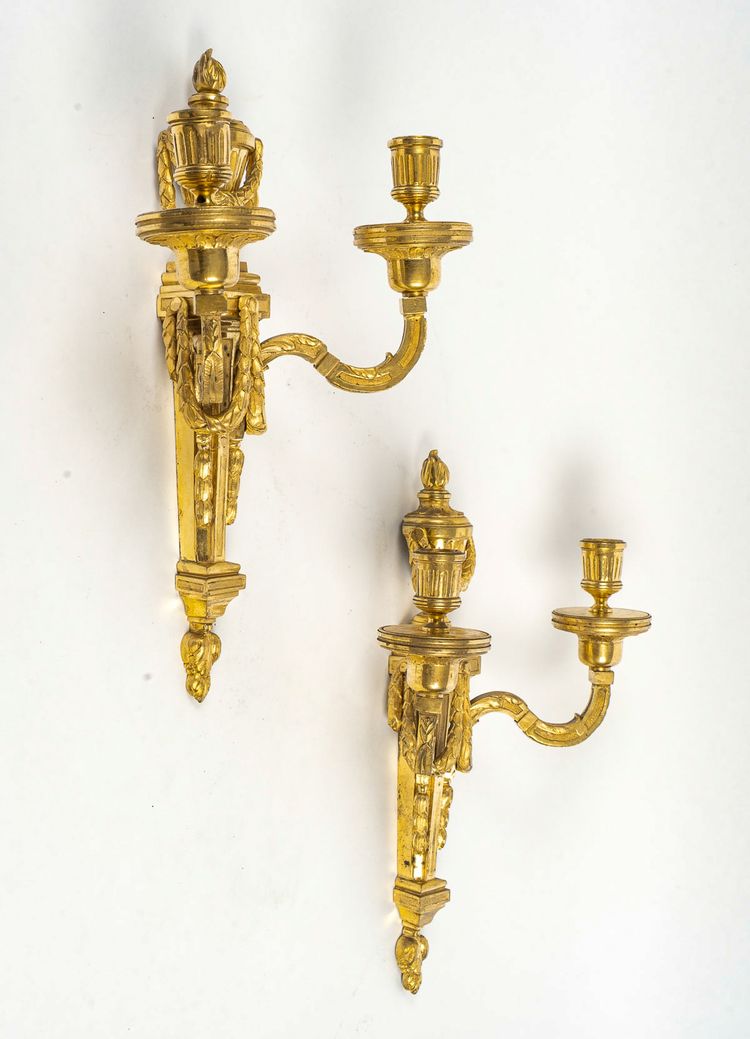 Coppia di appliques in bronzo cesellato e dorato in stile Luigi XVI con due bracci di luce 1820 ca.