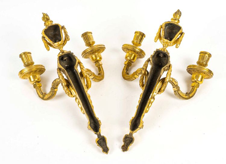 Coppia di appliques in bronzo cesellato e dorato in stile Luigi XVI con due bracci di luce 1820 ca.