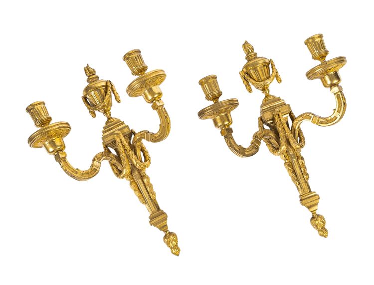 Coppia di appliques in bronzo cesellato e dorato in stile Luigi XVI con due bracci di luce 1820 ca.