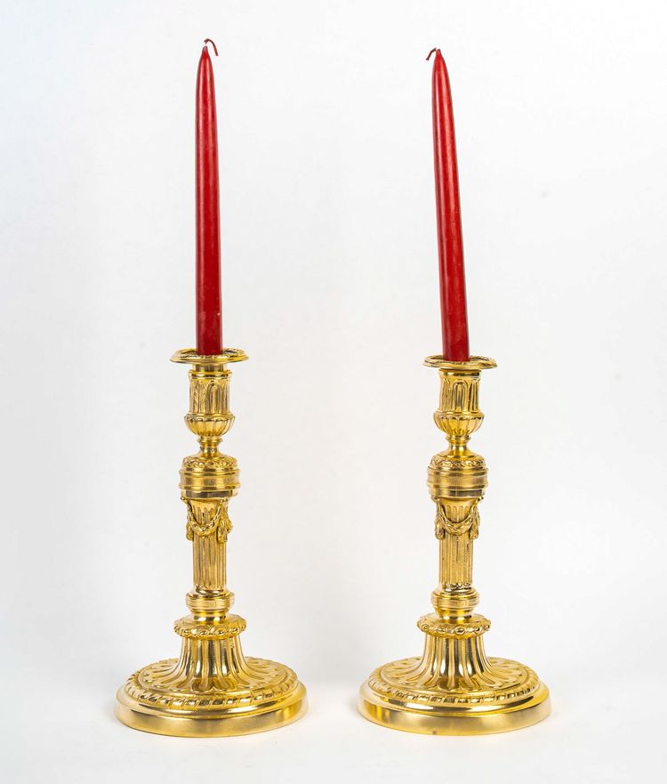 Paire de flambeaux de style Louis XVI en bronze ciselé et doré vers 1850-1870