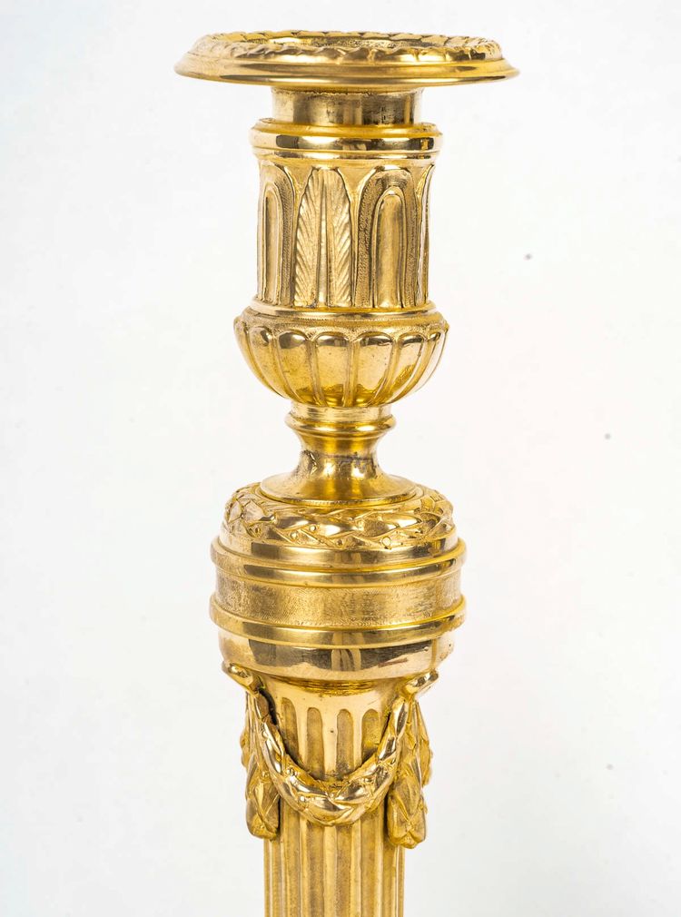 Paire de flambeaux de style Louis XVI en bronze ciselé et doré vers 1850-1870