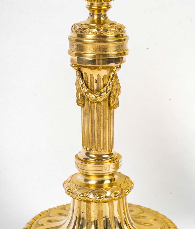 Paire de flambeaux de style Louis XVI en bronze ciselé et doré vers 1850-1870