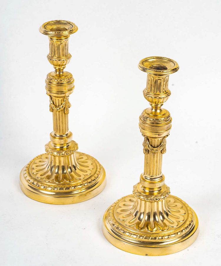 Paire de flambeaux de style Louis XVI en bronze ciselé et doré vers 1850-1870
