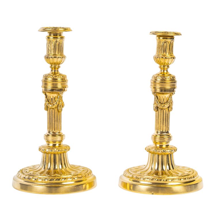 Paire de flambeaux de style Louis XVI en bronze ciselé et doré vers 1850-1870