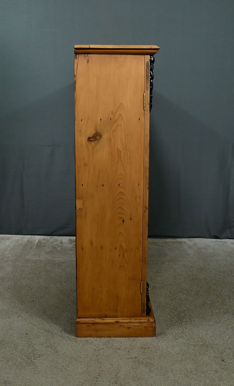 Pine showcase - 1920