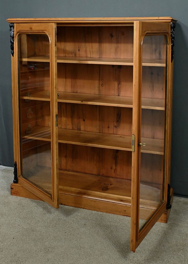 Pine showcase - 1920