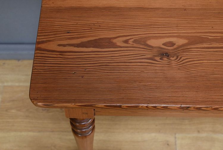 Petite Table Bureau en Pitchpin, style Louis-Philippe – Début XXe