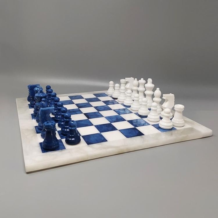 1970 Élégant jeu d'échecs bleu et blanc en albâtre de Volterra fait à la main. Fabriqué en Italie