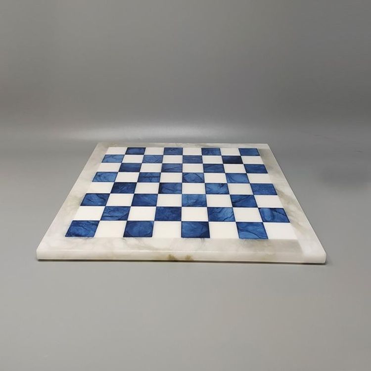 1970 Élégant jeu d'échecs bleu et blanc en albâtre de Volterra fait à la main. Fabriqué en Italie