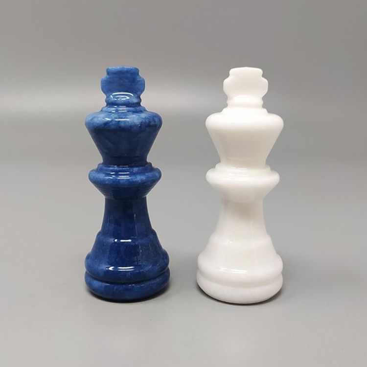 1970 Élégant jeu d'échecs bleu et blanc en albâtre de Volterra fait à la main. Fabriqué en Italie