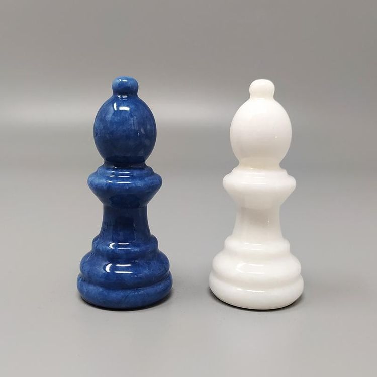 1970 Élégant jeu d'échecs bleu et blanc en albâtre de Volterra fait à la main. Fabriqué en Italie