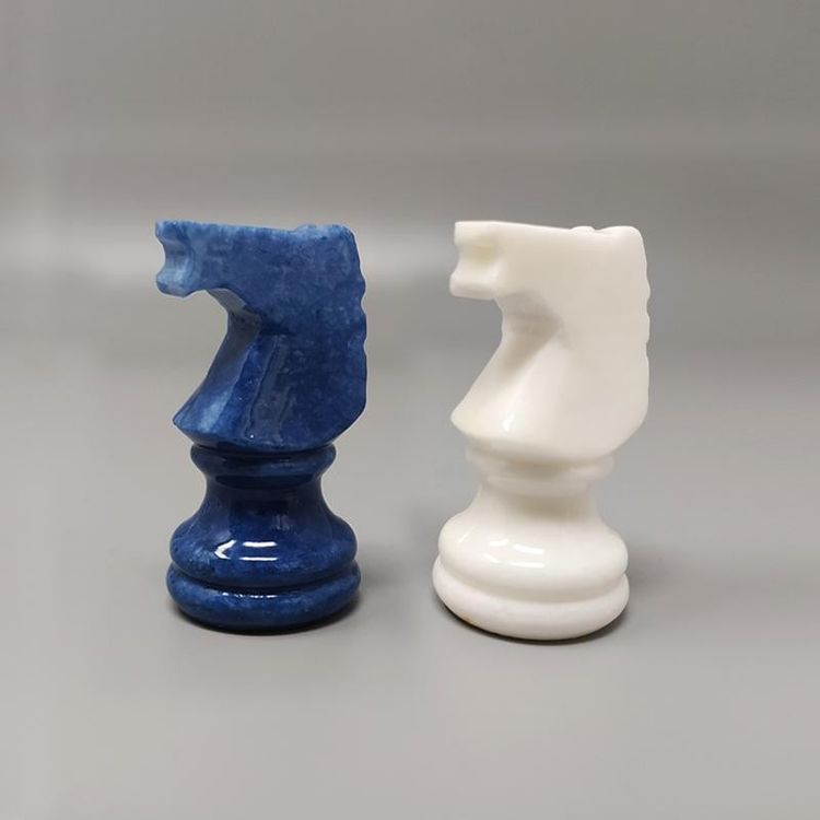1970 Élégant jeu d'échecs bleu et blanc en albâtre de Volterra fait à la main. Fabriqué en Italie