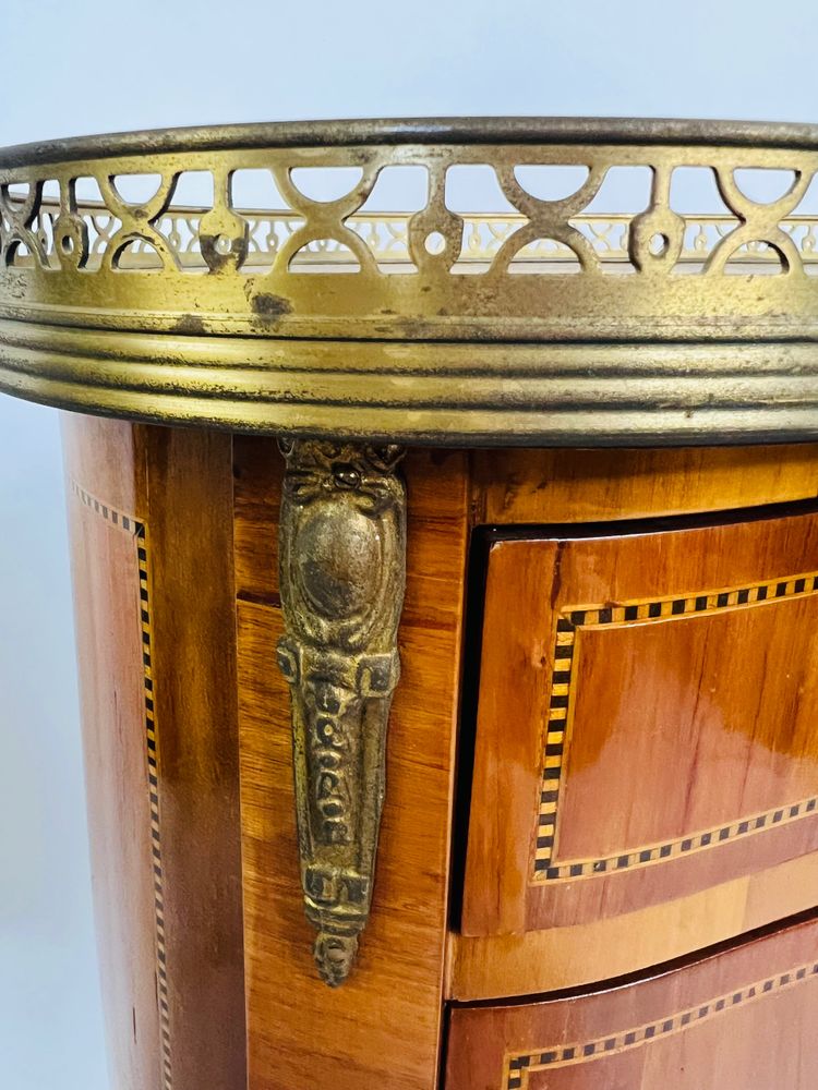 Table d’appoint de style Louis XV – Marqueterie & Bronze doré – France, XIXe siècle
