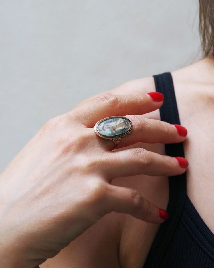 Bague souvenir miniature XVIIIe siècle en or bas titre, bague ovale, bijou de sentiment, 1780
