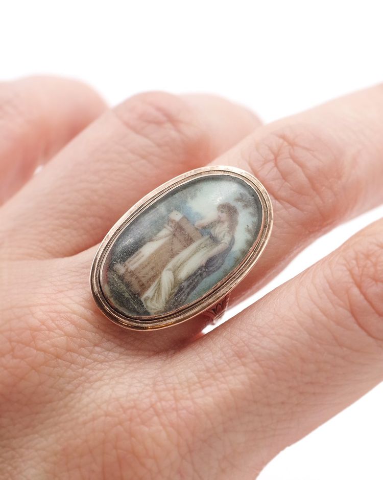 Bague souvenir miniature XVIIIe siècle en or bas titre, bague ovale, bijou de sentiment, 1780